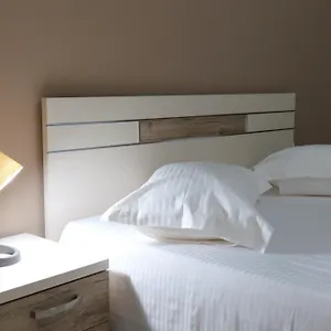 Hotel &, Sarandë